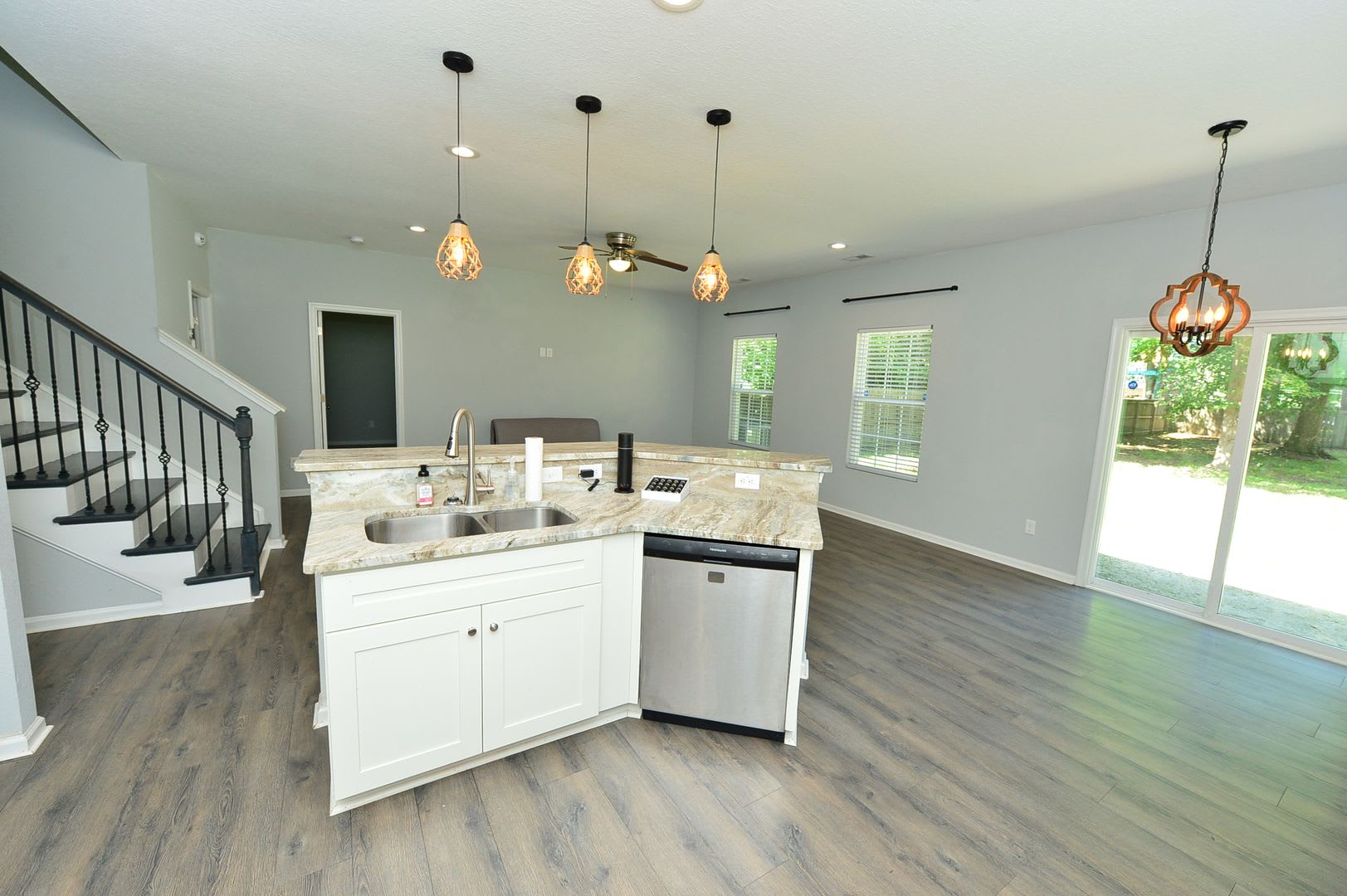 1st floor primary bedroom-5 bedroom home on quiet dead in street with huge fenced in backyard – photo 4