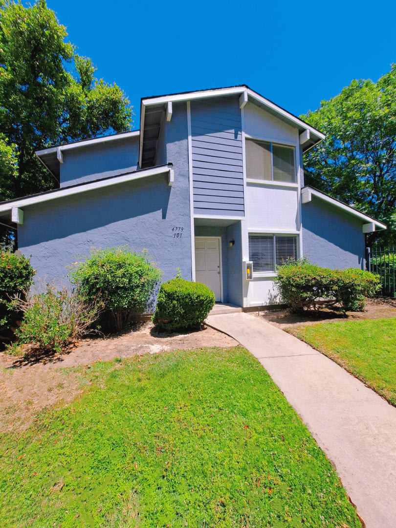 Move In Special Half Off The 1St Month S Rent Comfortable 2 Story Condo By Fresno State – photo 2