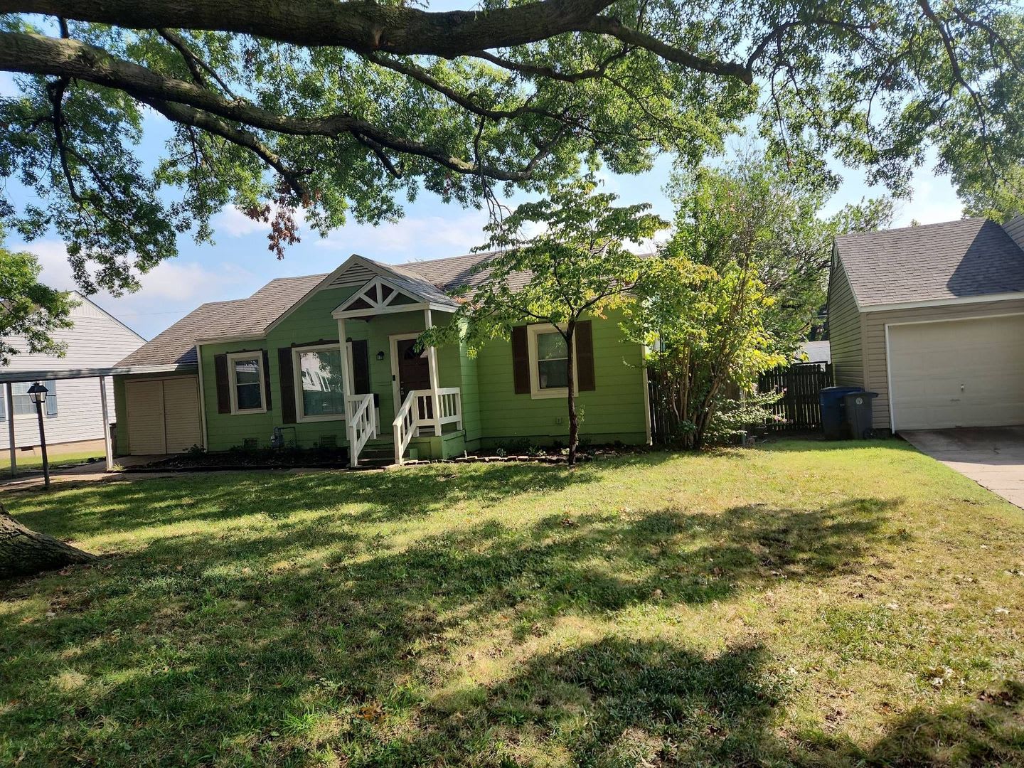 MUST SEE- Updated kitchen/Hardwood floors!! – photo 1