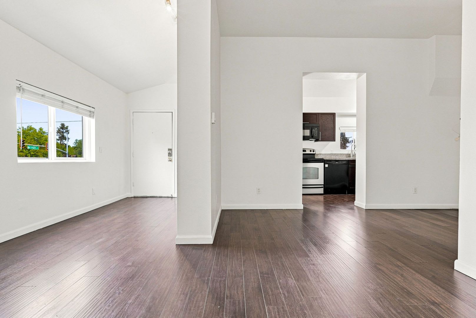 2 Bed, 1 bath Available! – photo 2