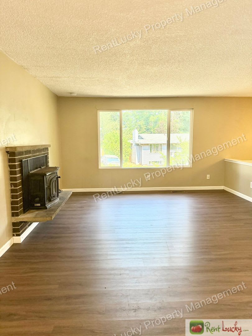 FANTASTIC 4 Bedroom, 2 Bath House in Federal Way with Large Backyard! – photo 3