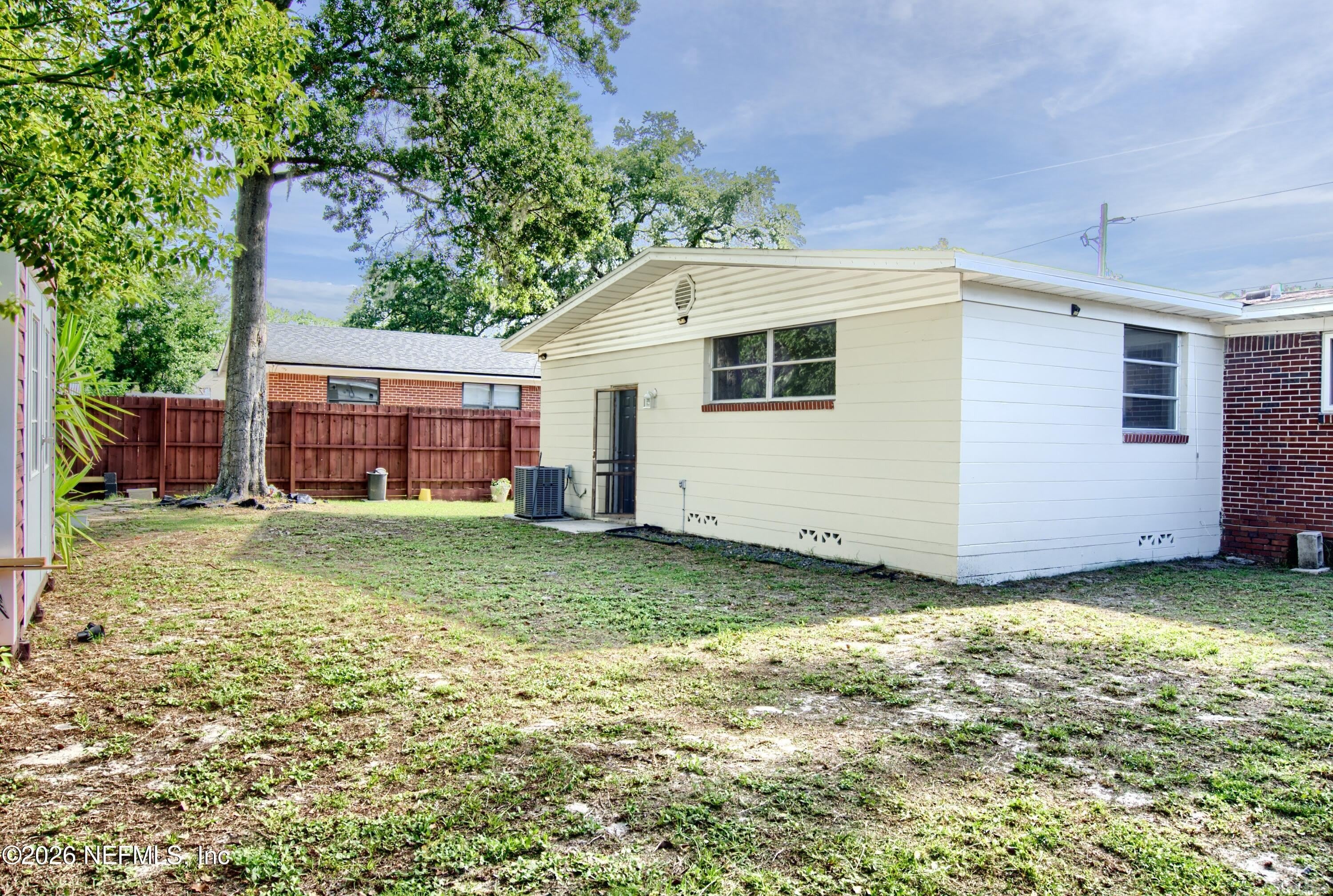1370 LABELLE Street – photo 2