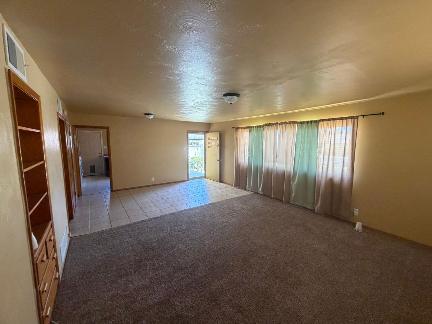 3 Bed 2 Bath Home w/ Detached Garage – photo 3