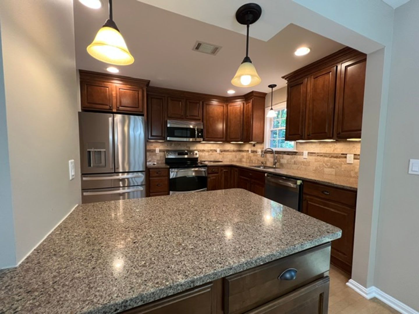 Beautifully updated 4 BR 3.5 bathroom in wonderful community – photo 3