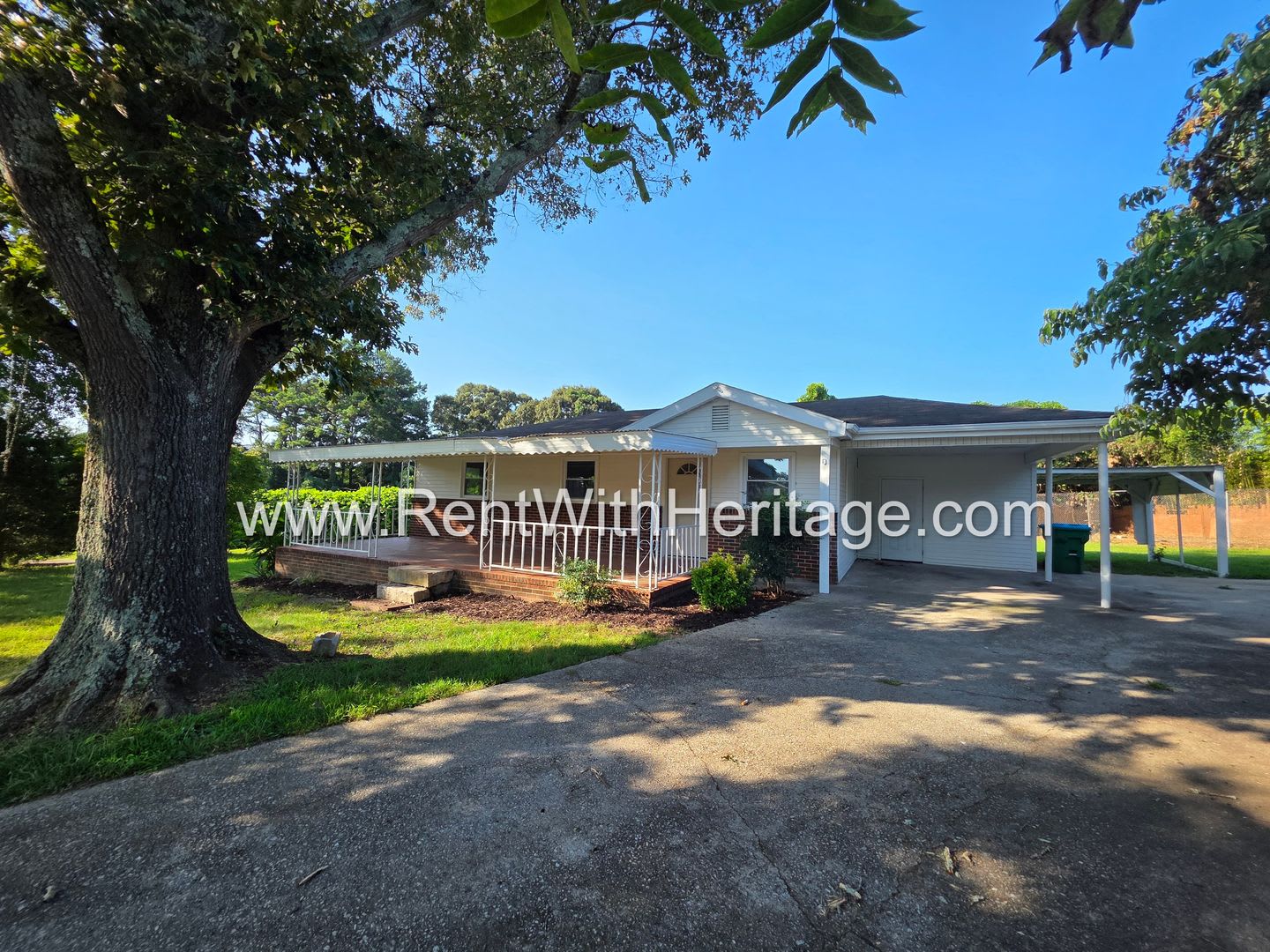 Grandpa's Bungalow /Open Floorplan / 3bd / 1 Bath / Huge Welcoming Front Porch/ Great Location – photo 4