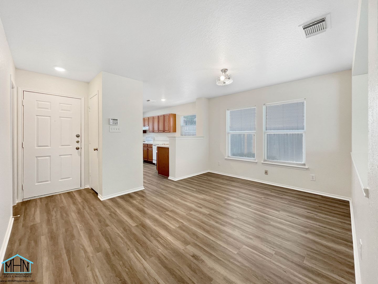 Beautifully Updated 2-Story 3-Bedroom, 2.5-Bathroom Gem Nestled in the Heart of San Antonio! – photo 3