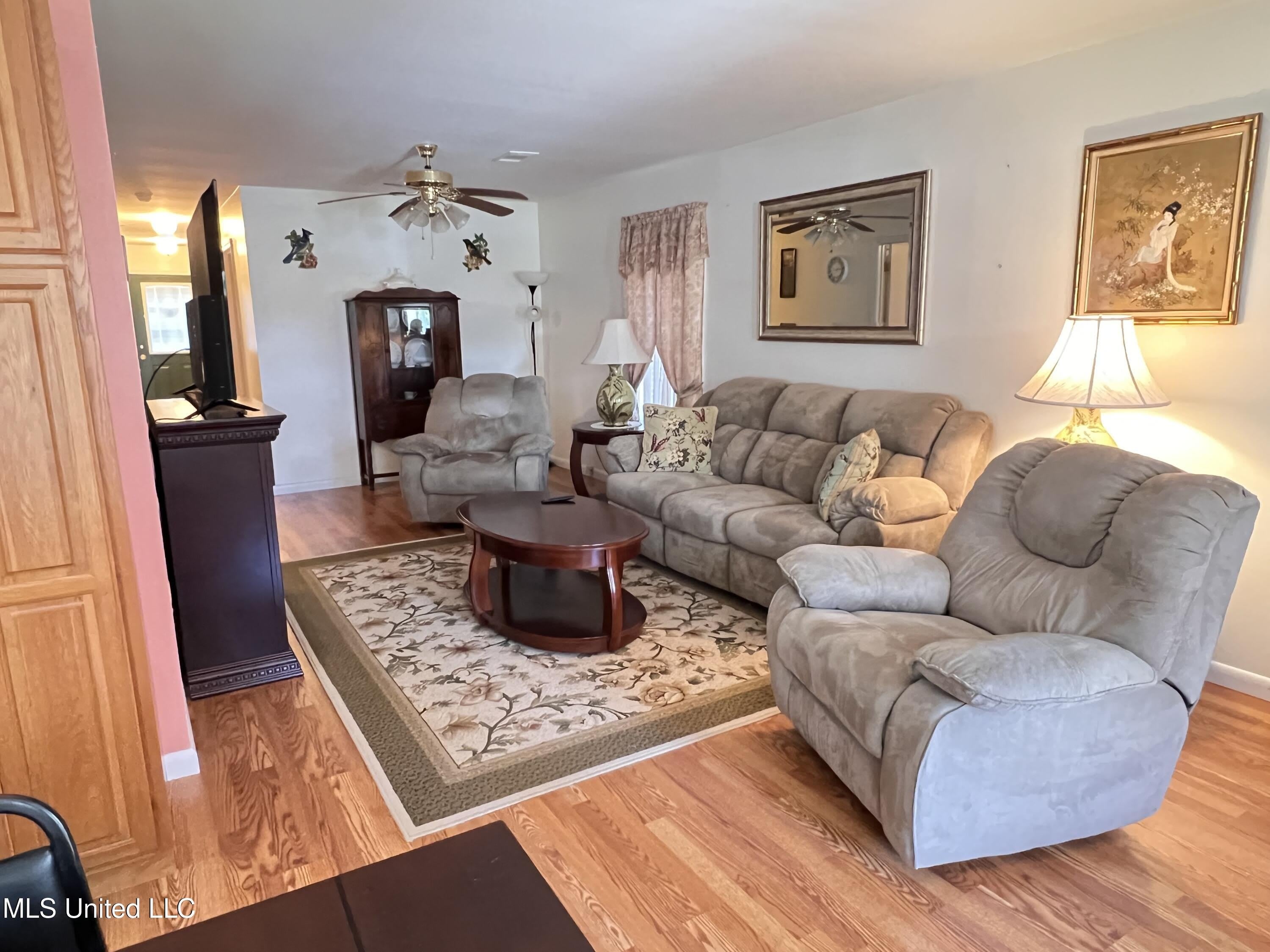 605 Victoria Street – photo 2