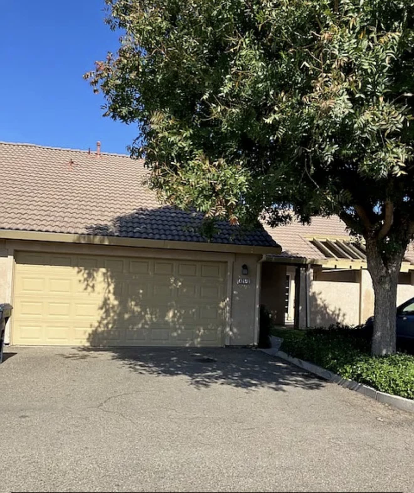 425 Acacia St – photo 1