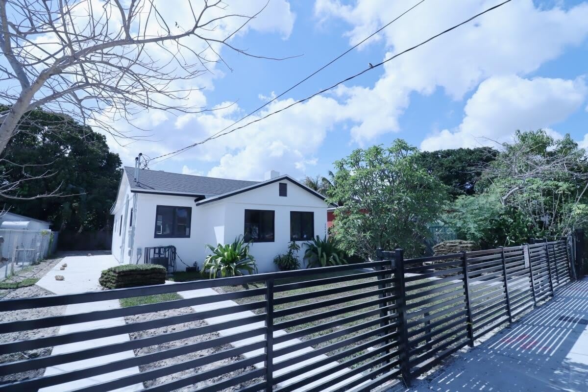 3040 NW 13th Avenue – photo 2