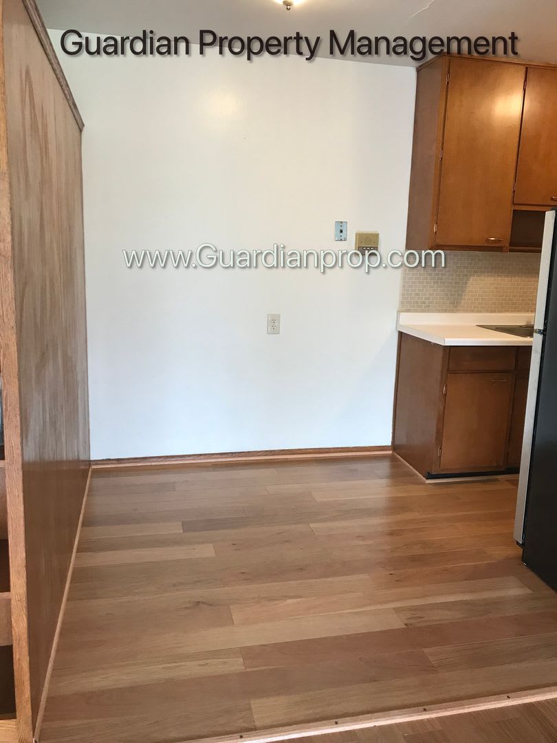 Bloomington Main Floor Apartment, Granite Countertops, Heat Paid, Free Parking, Storage Unit Included – photo 5
