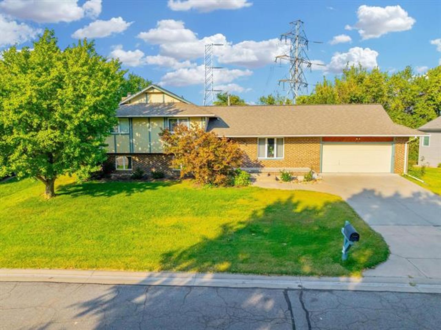 Large Family home in Chelsea Est. just SW a few blocks from 21st N. and Rock Rd. – photo 1
