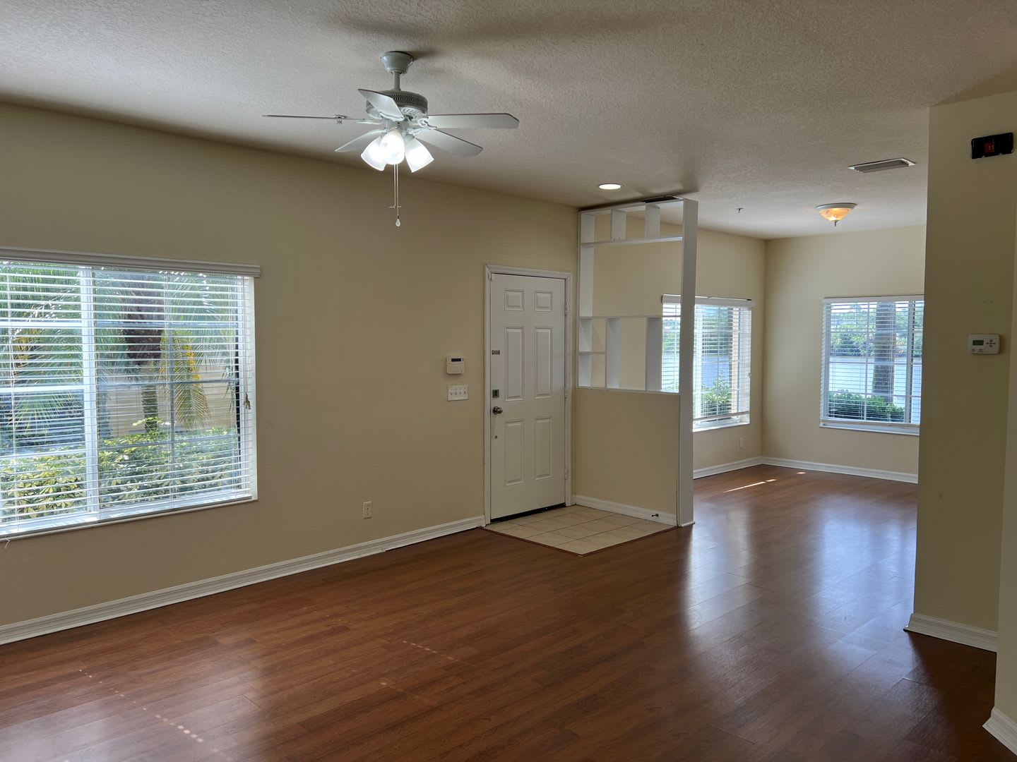 Beautiful 3-Bedroom 2.5 Bath Townhome in Lakeside Village – photo 5