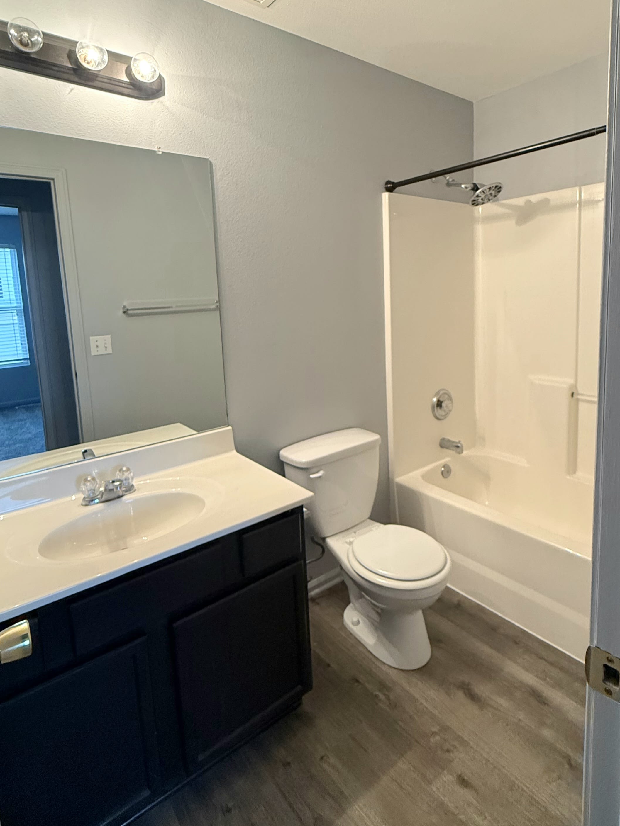 16015 Greenleaf Street – photo 5