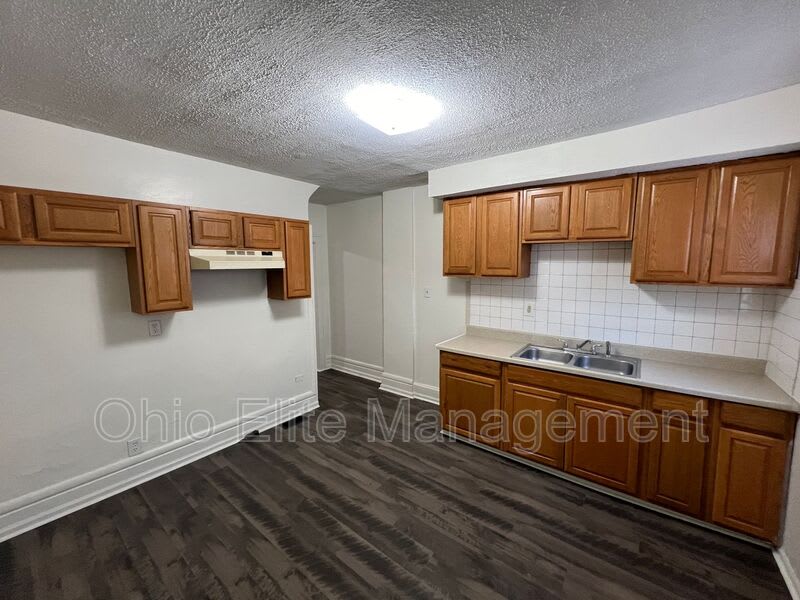 810 Reinhard Ave – photo 4