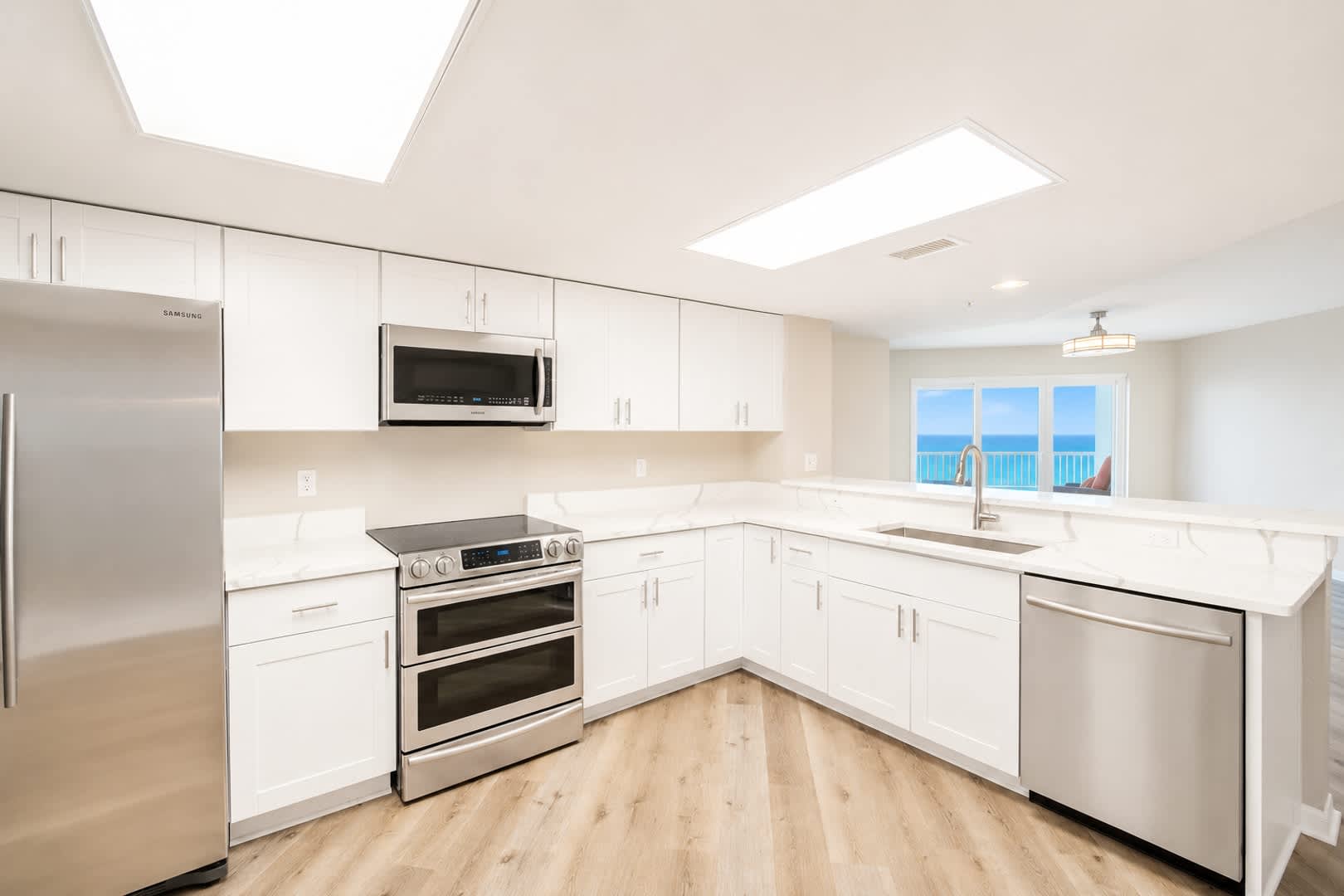 Elegance and Beachfront Condo Living – photo 3
