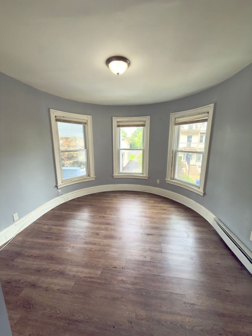 Spacious 2-Bedroom, 1-Bath Home in Hartford – photo 1