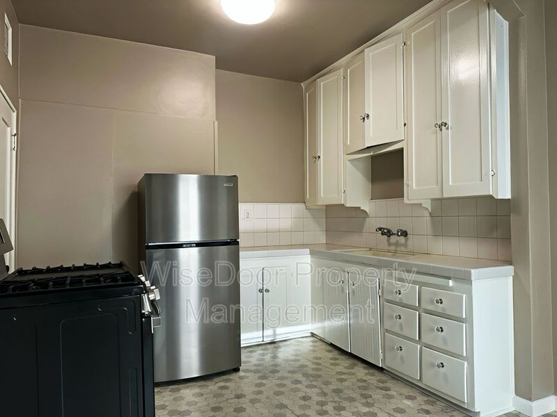 1030 Leonard Ave – photo 5