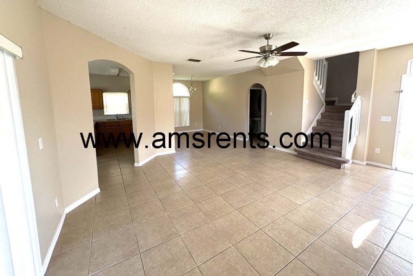Spacious 3-bedroom 2.5 bath in Lakeside – photo 2
