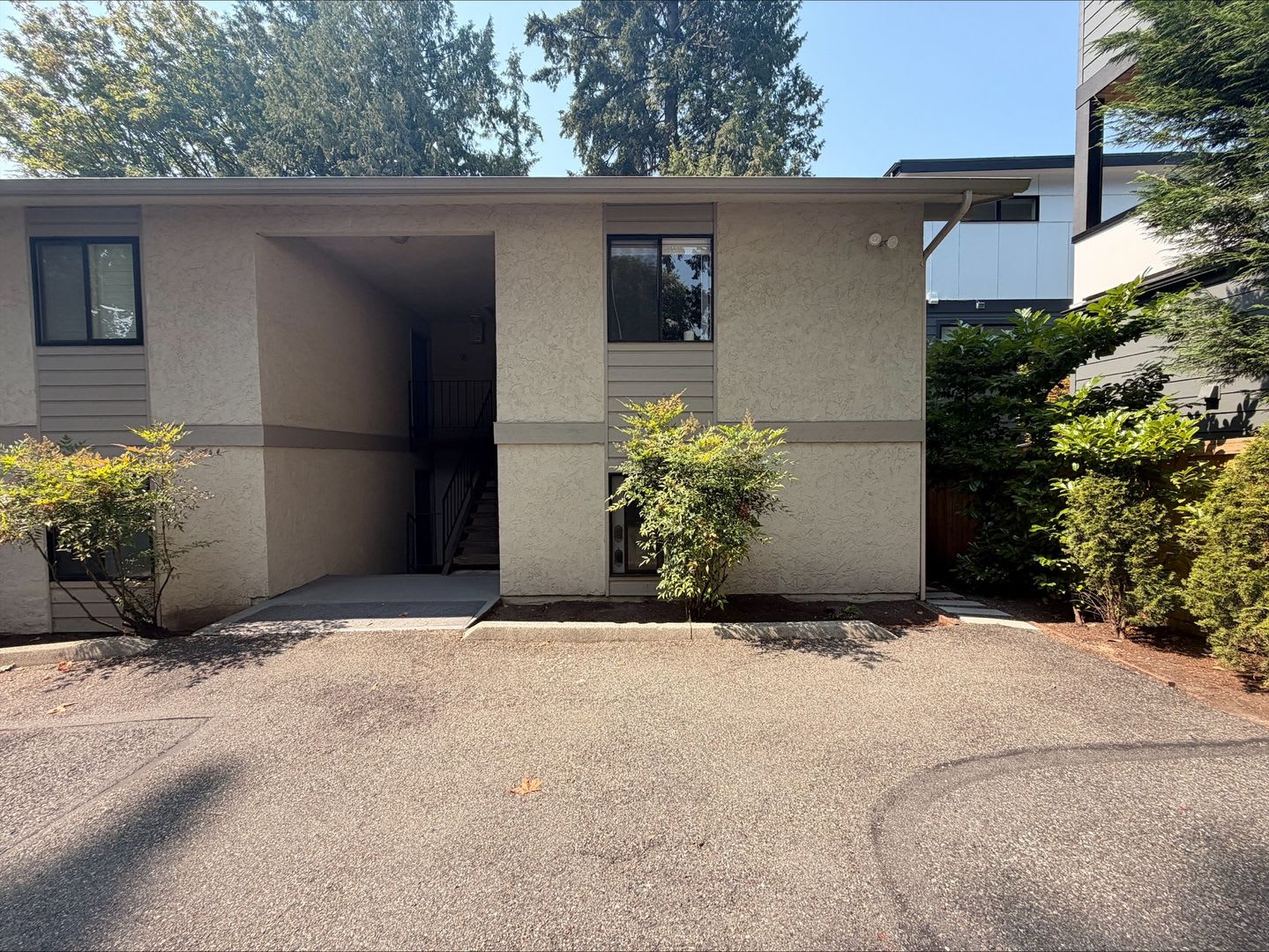 Beautiful Kirkland Top Floor Unit Available – photo 2