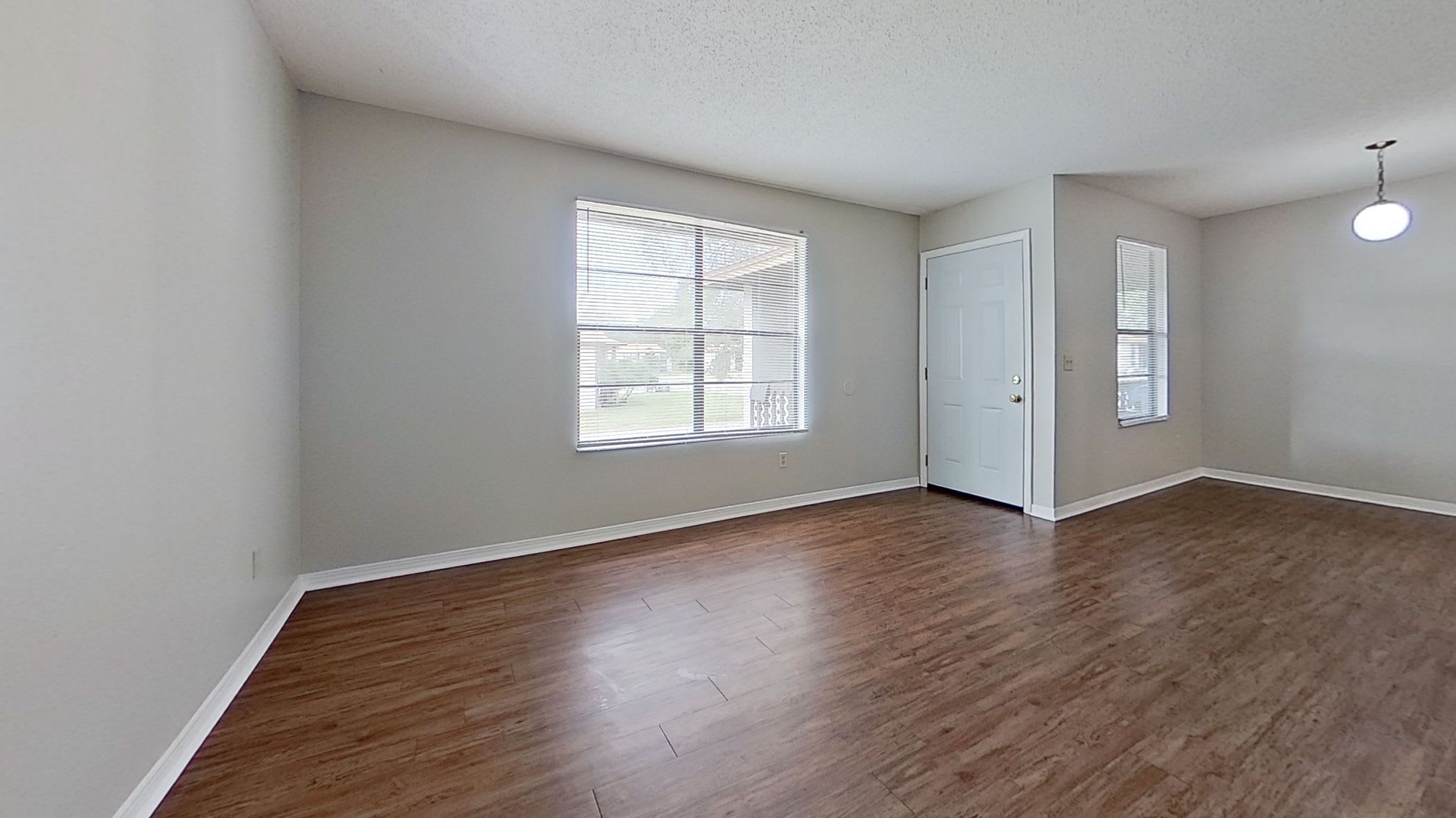 Beautiful Upstairs 2 bedroom 1 1/2 bath Apartment in Orange Park.! – photo 3