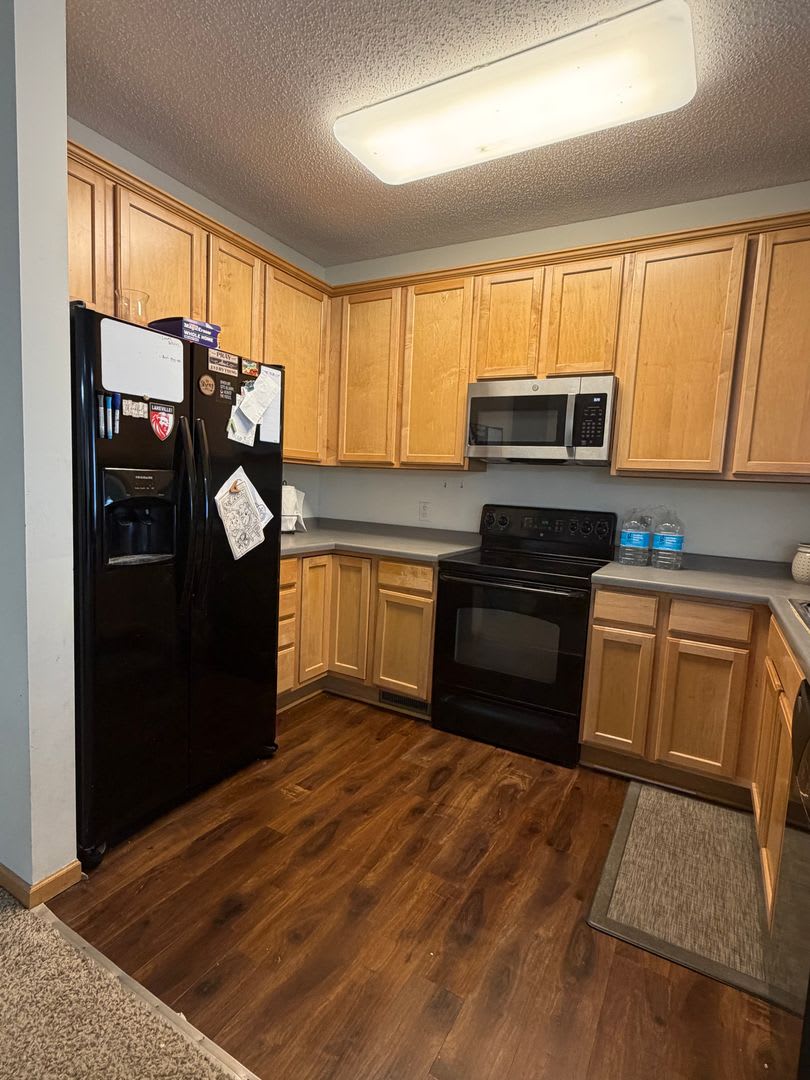 Spacious 2 bedroom townhome available 9/10!! – photo 4