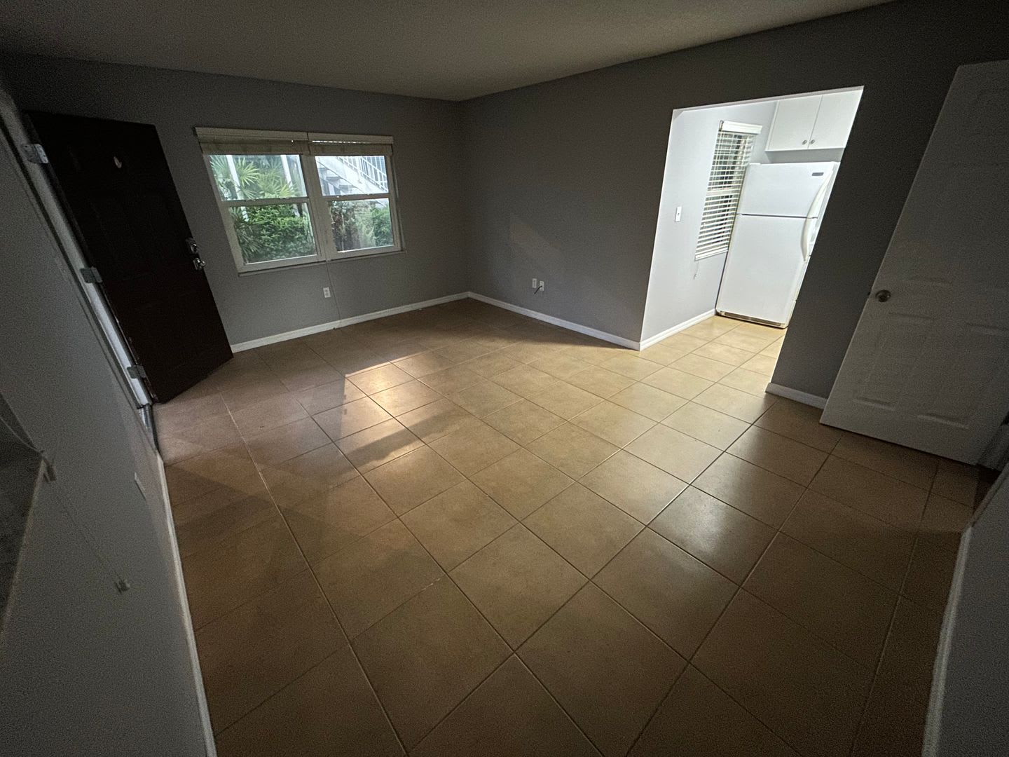 Amazing Upstairs Unit Available Centrally Located In Sarasota S Best Area – photo 2