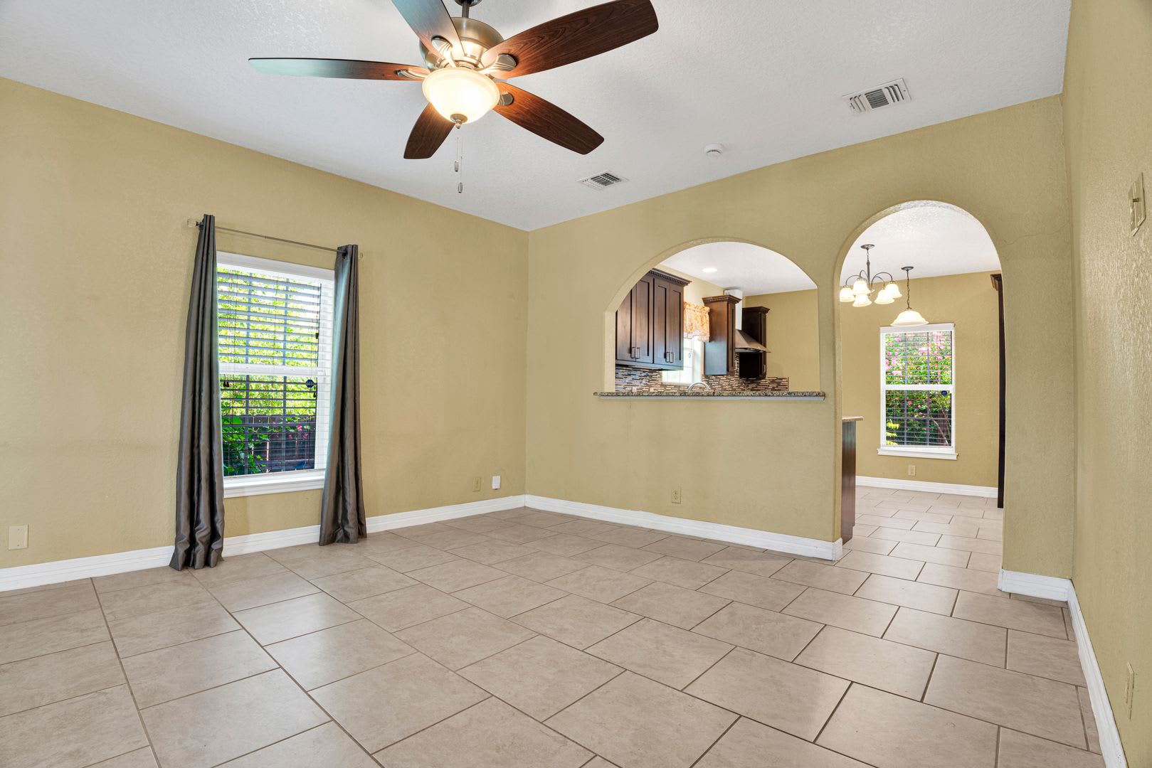 Charming 4-Bedroom Home near Downtown SA! – photo 4
