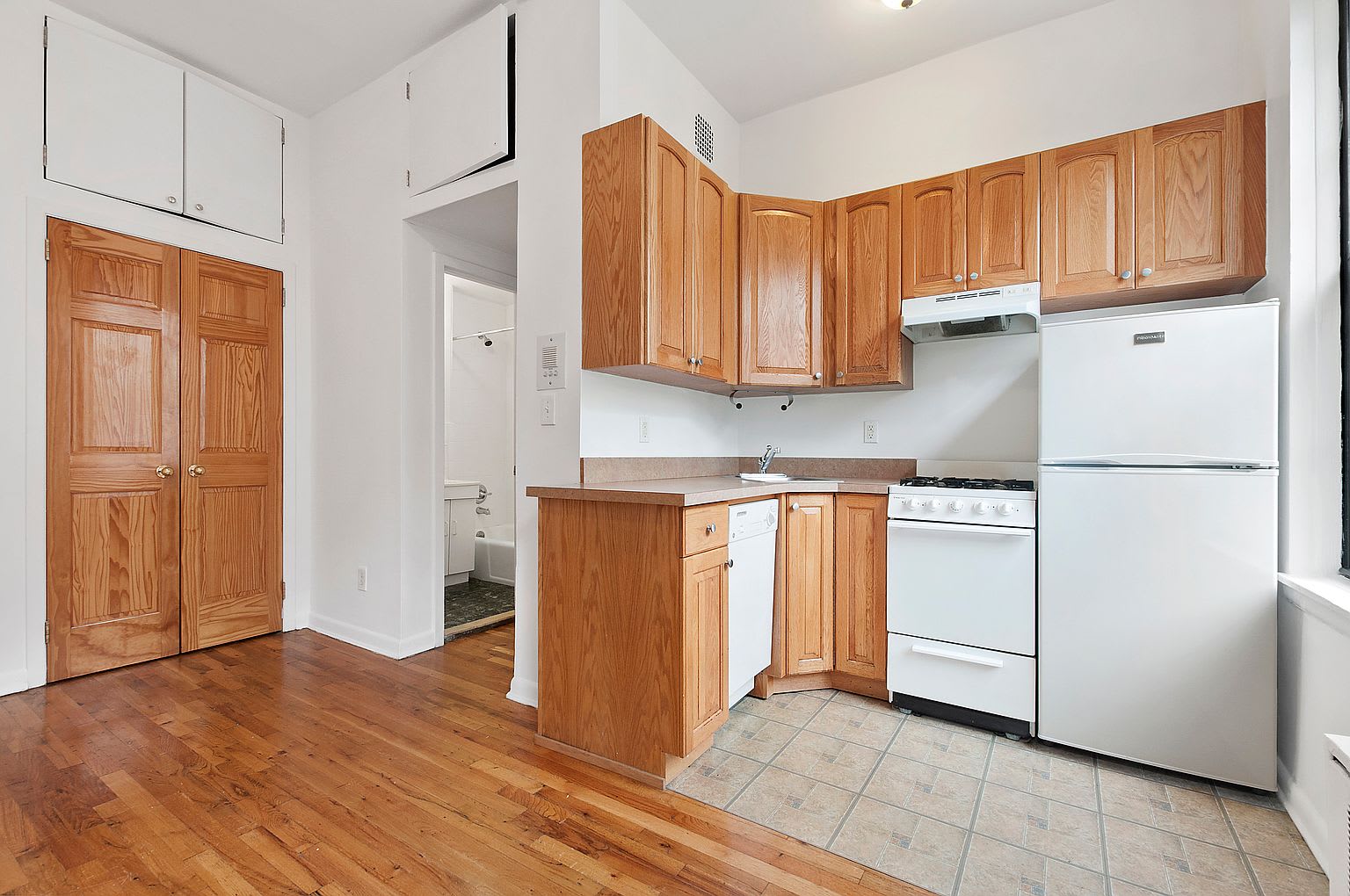 330 W 85Th St Apt 4A – photo 2