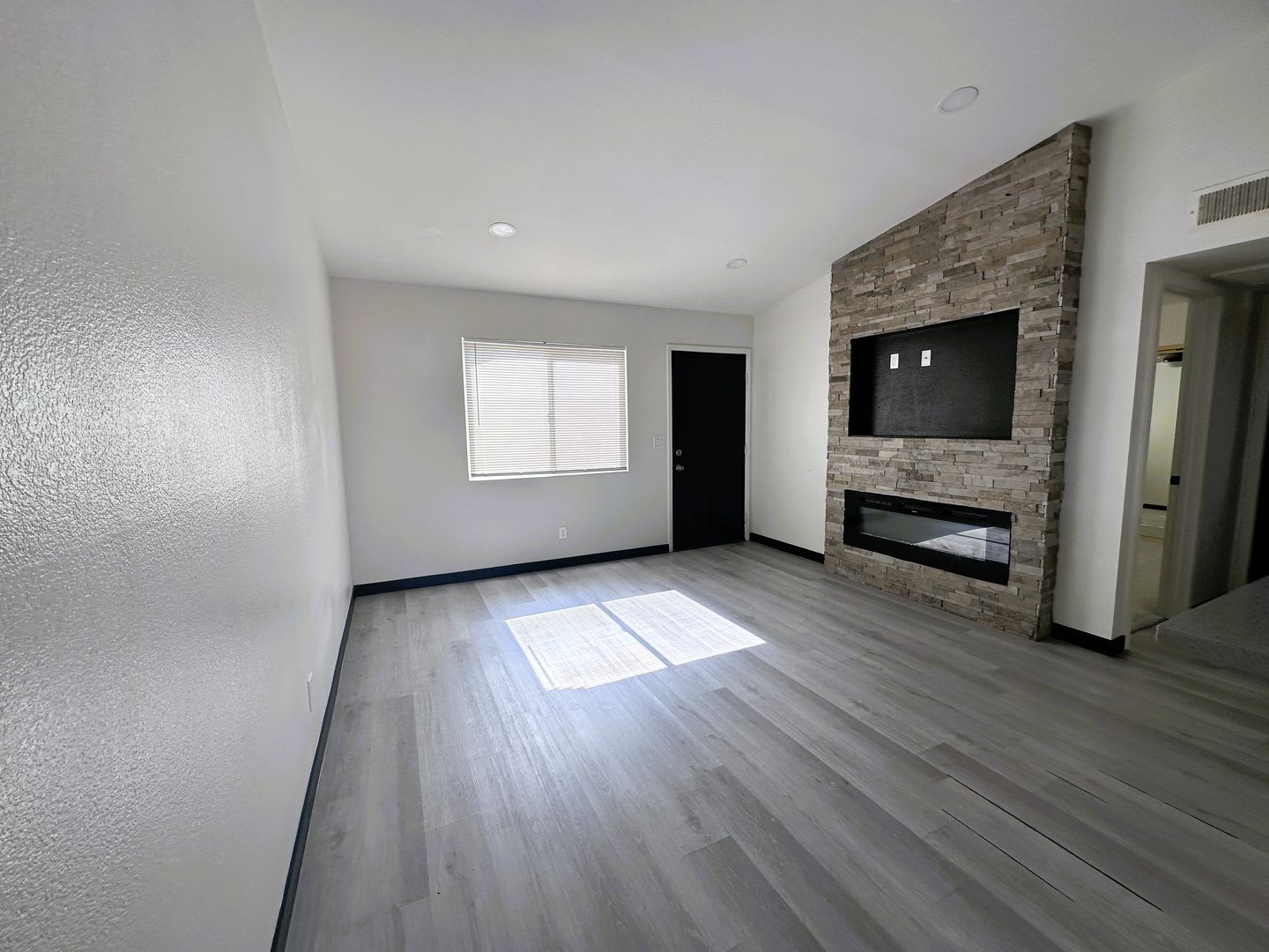 Beautifully Renovated Townhome with Private Yard & Modern Finishes – photo 4