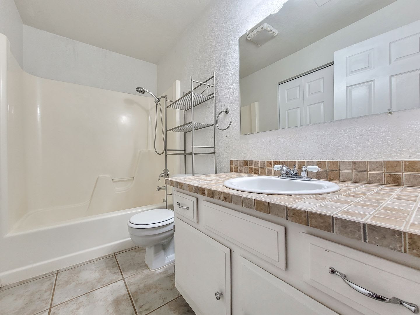 Bright End-Unit Townhome Across from Edmonds College – photo 5