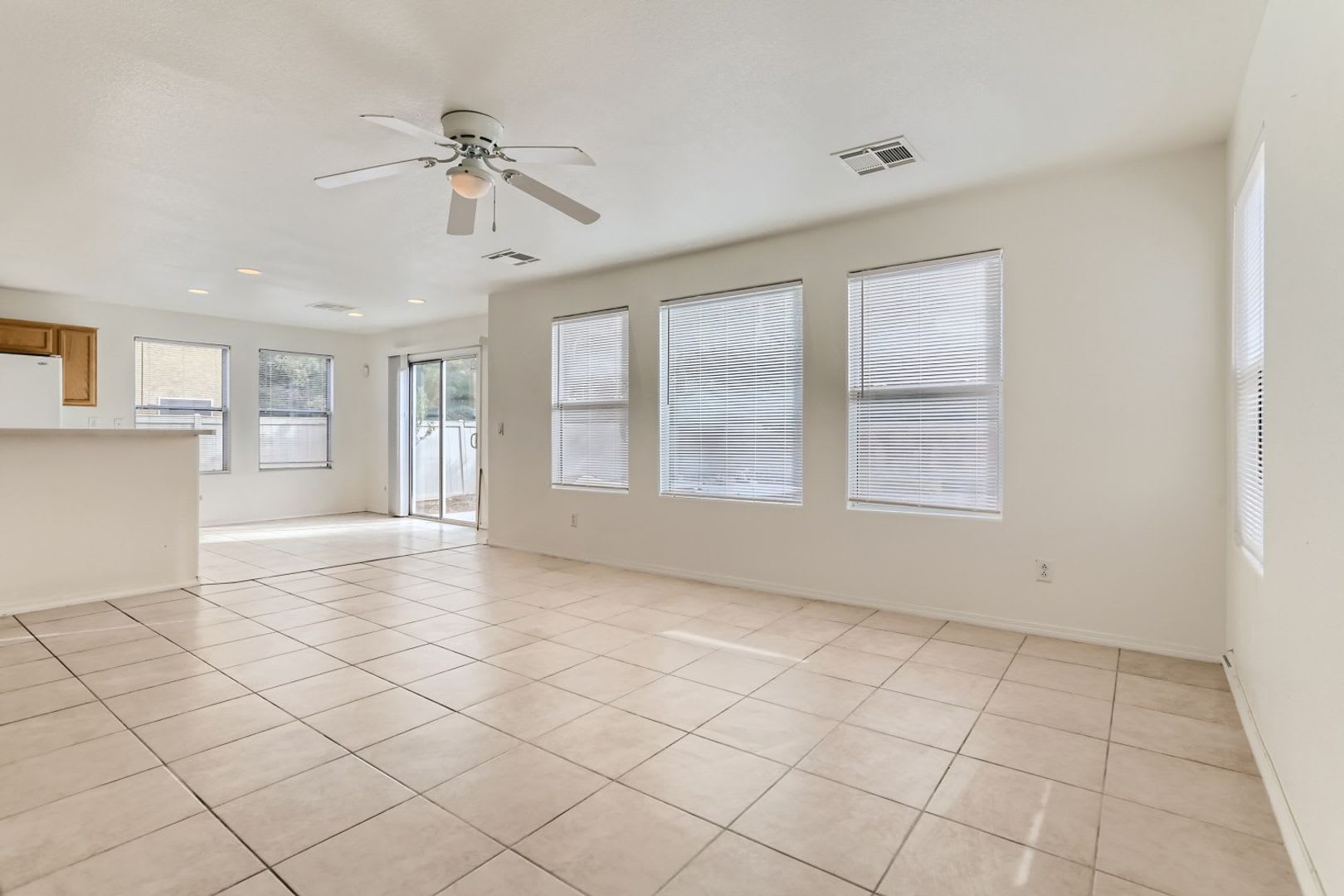 Henderson Living At Its Best 4 Bedrooms Loft 2 Car Garage – photo 2