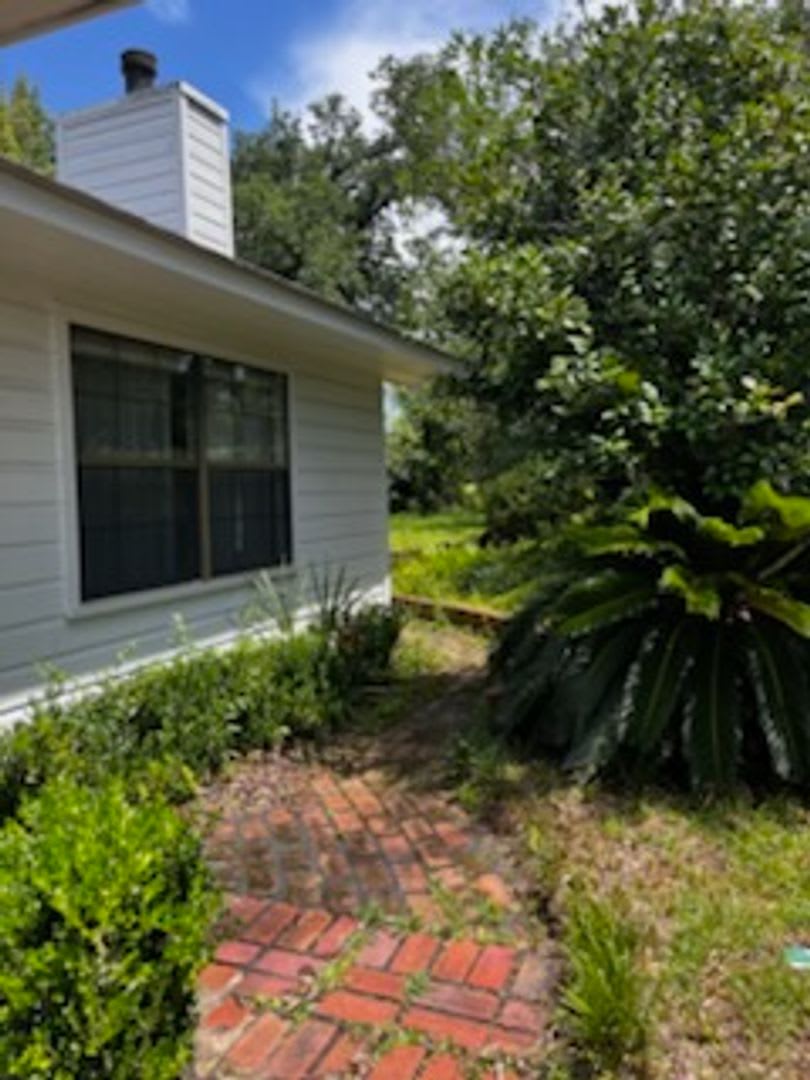Classic 3/2 in Marianna w/ Lawn Maintenance & Pest Control Included – photo 4