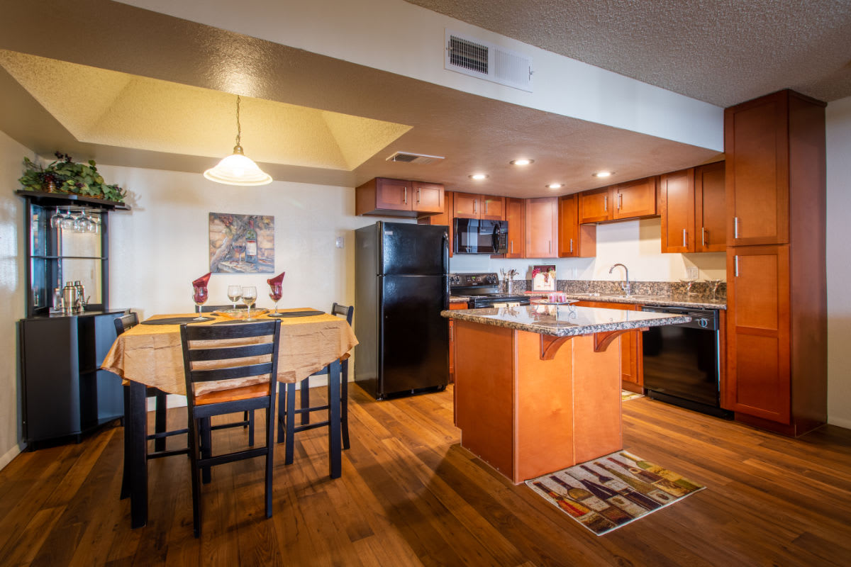 Desert Lakes Apartments – photo 1