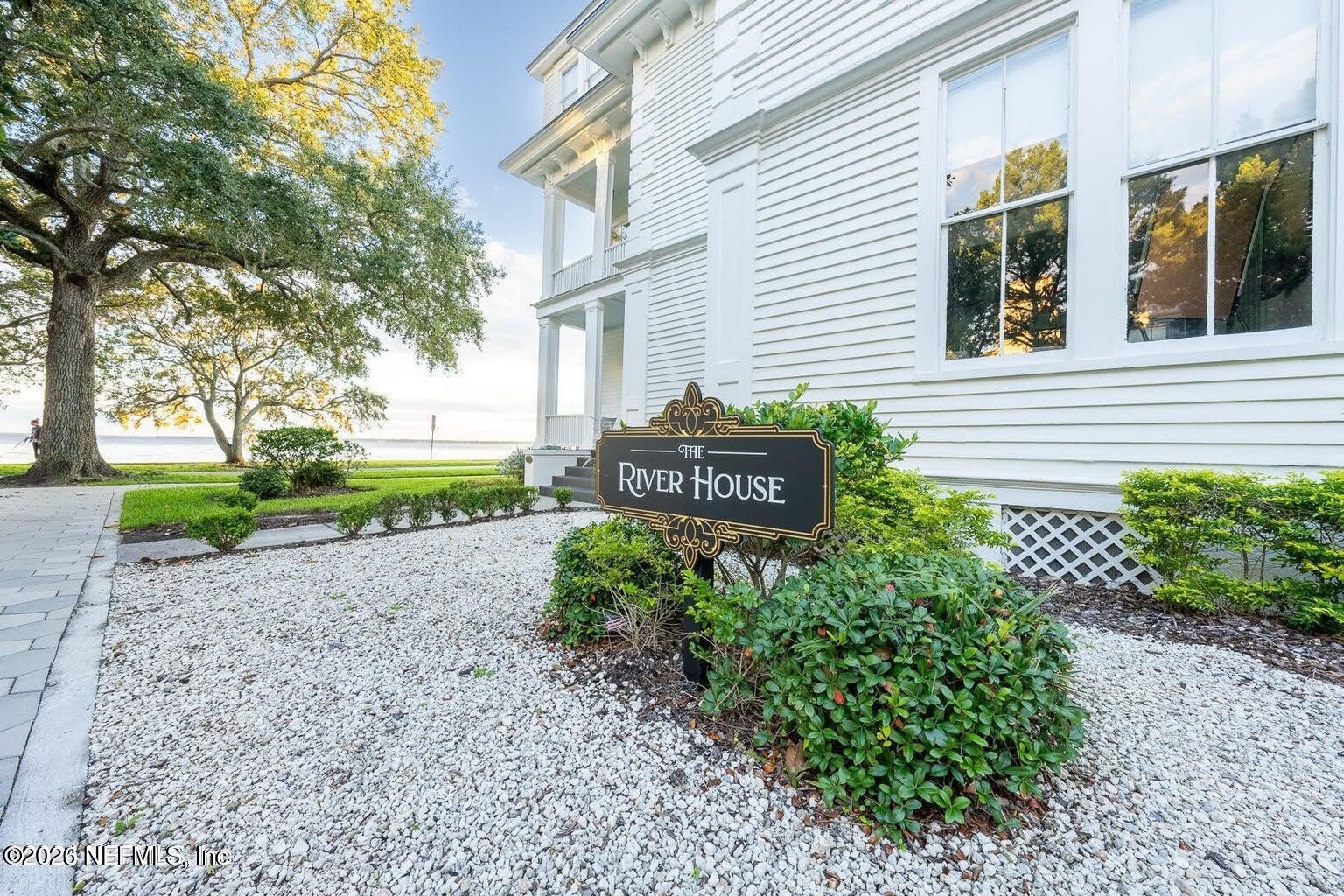 2105 RIVER Boulevard – photo 1