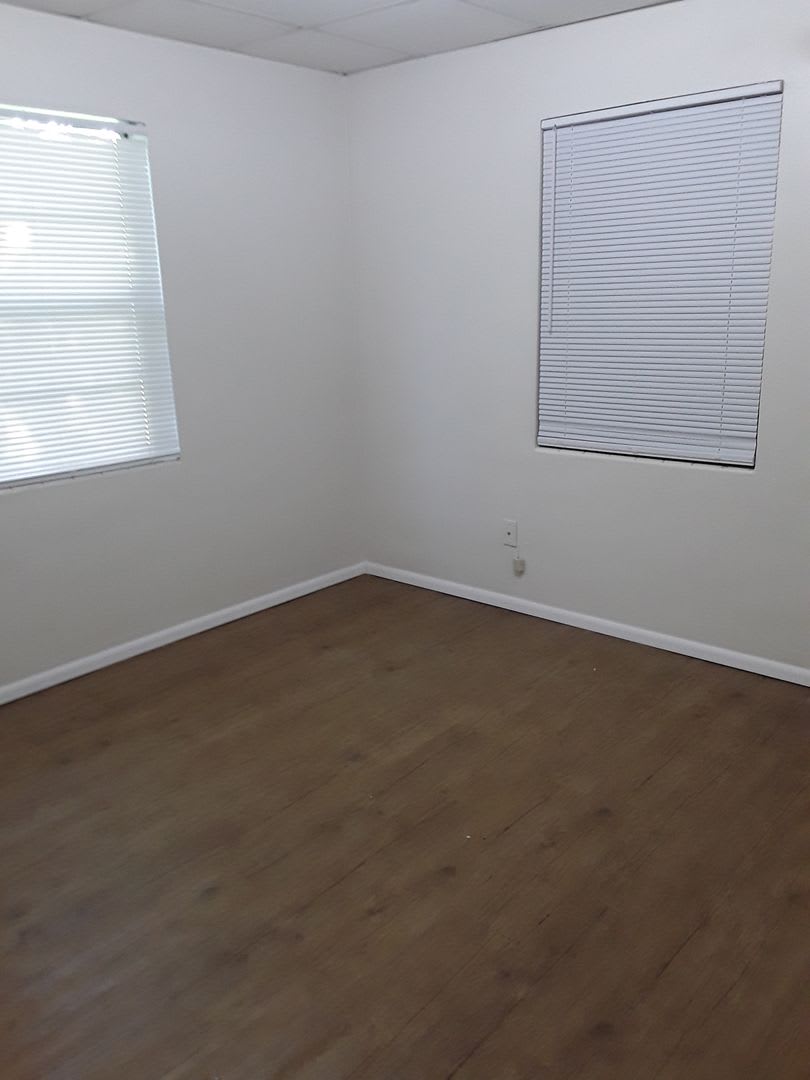 Great location two bedroom one bath with a garage – photo 5