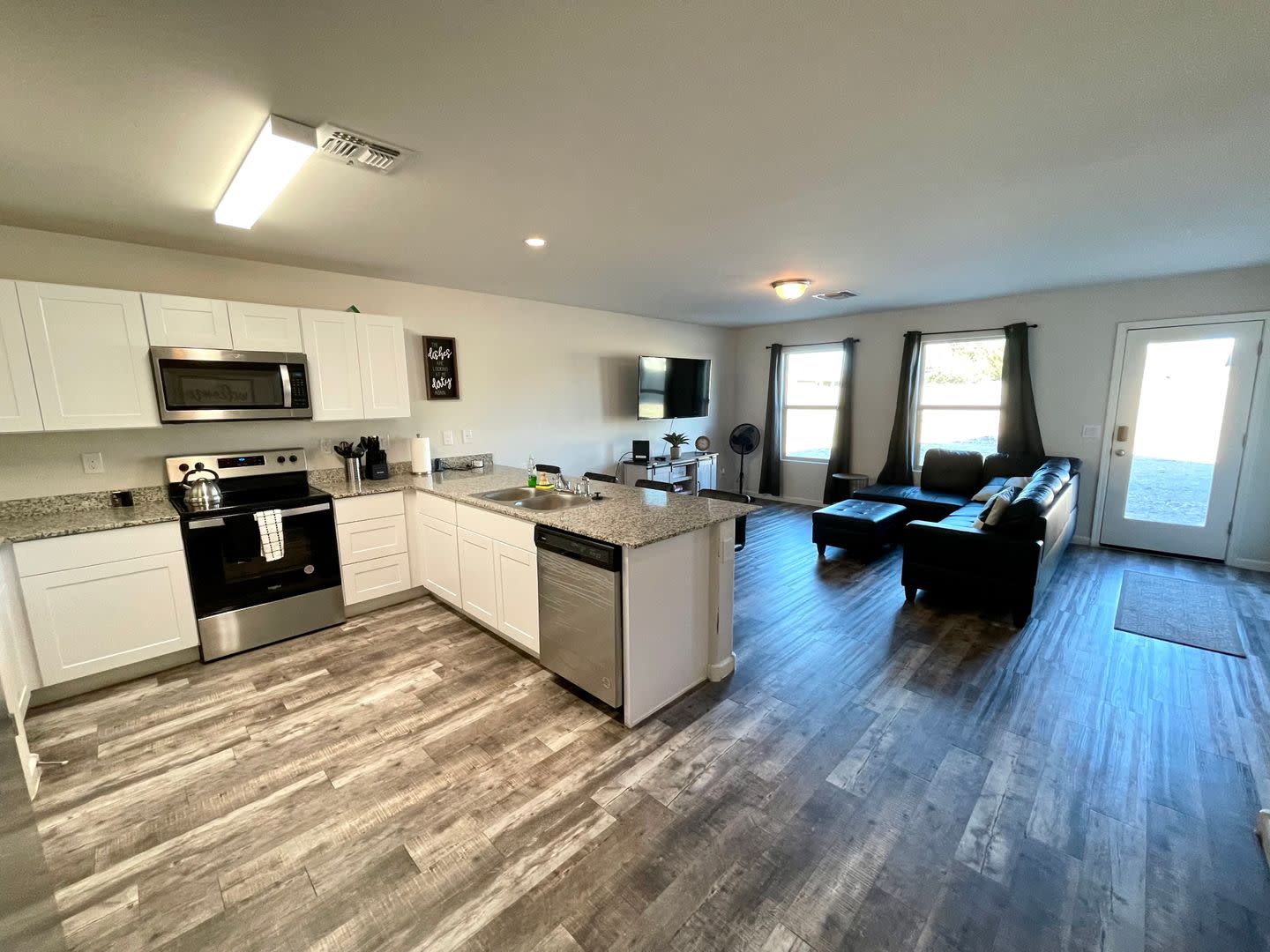 New 4 Bedroom Home in Bullhead City! AVAILABLE FURNISHED OR UNFURNISHED! – photo 4