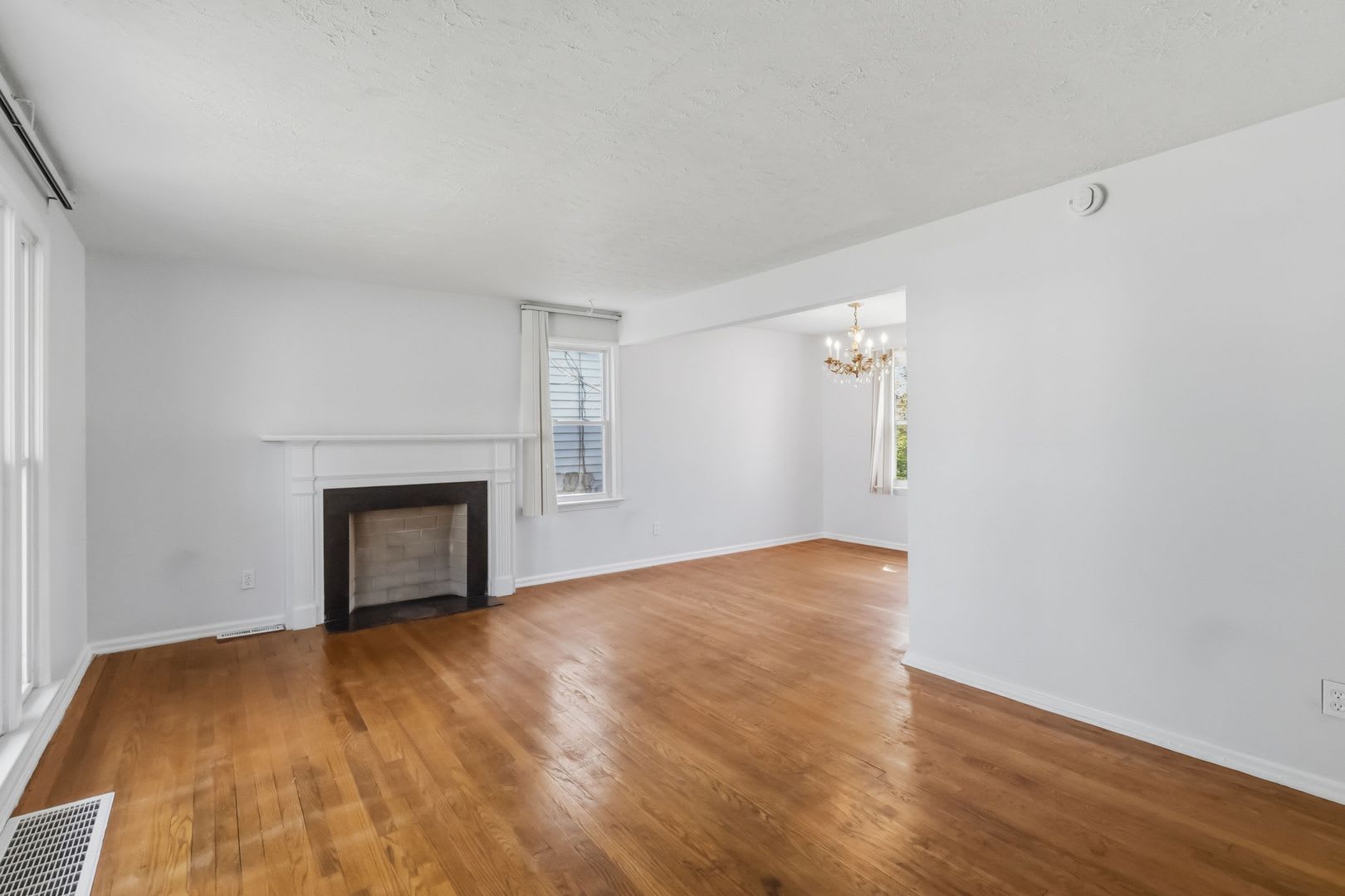 Charming 3Br Home In Warrensville Heights Fresh Interior New Roof Cmha Welcome – photo 5