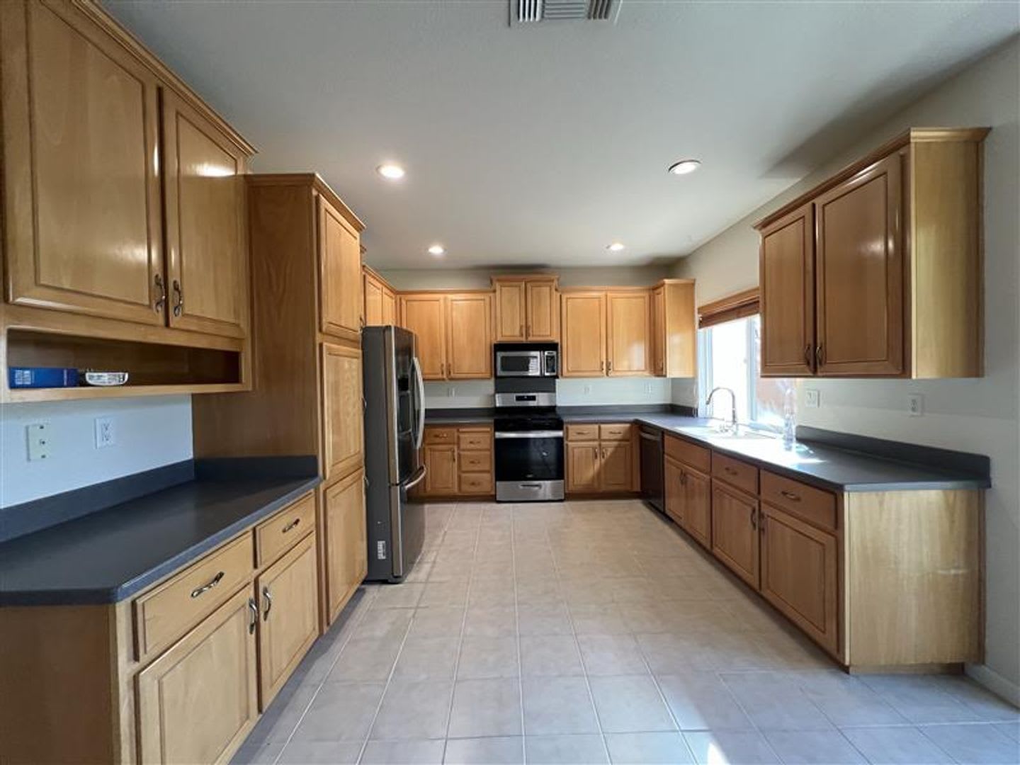 Spacious Home Near Schools, Shopping, Dining, And Freeway Access – photo 5