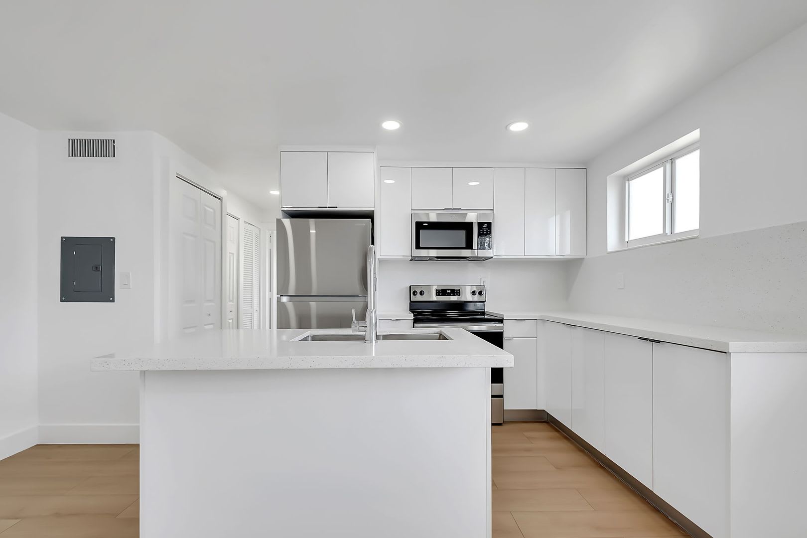 1 Bd/1 Ba corner unit with quartz countertops, washer/dryer, stainless steel appliances, 1 parking space. – photo 3