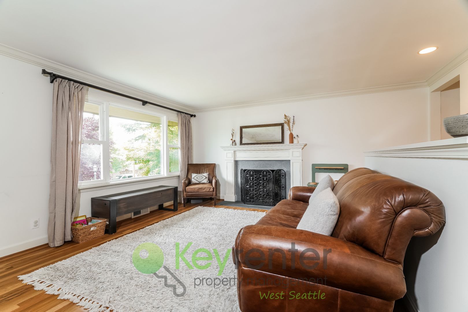 Beautiful 4-Bed, 2.5-Bath with Outdoor Living Perks – photo 5