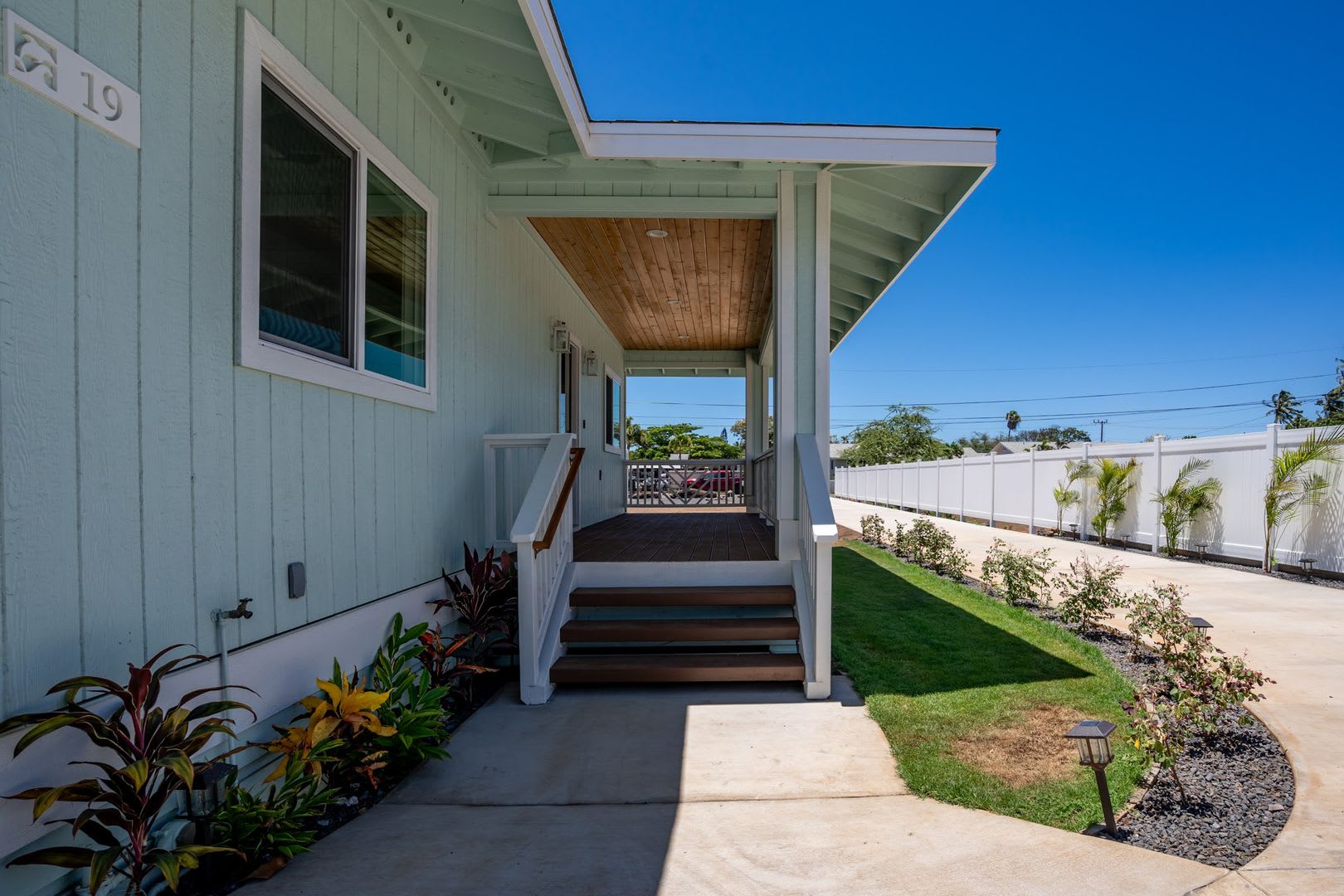 2 Bedroom, 1 Bathroom Oasis with Yard and 1-Car Garage – photo 2