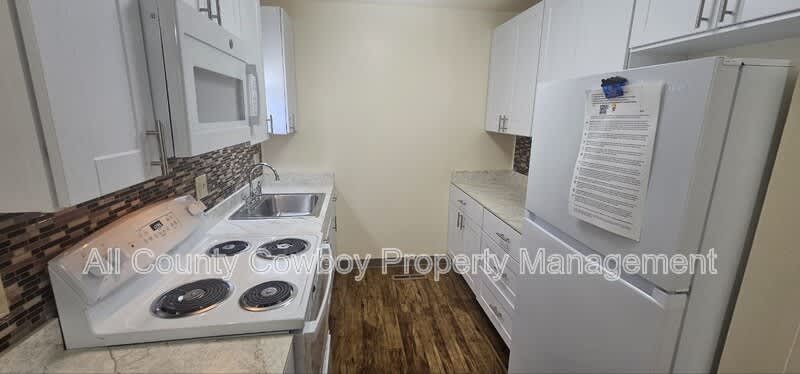 1017 E 8th St – photo 2