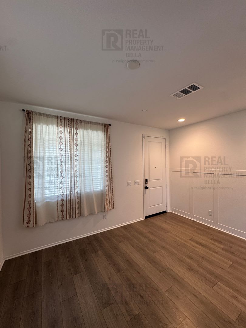 Spacious 3-Bedroom Home in the Desirable McSweeny Farms Community! – photo 5