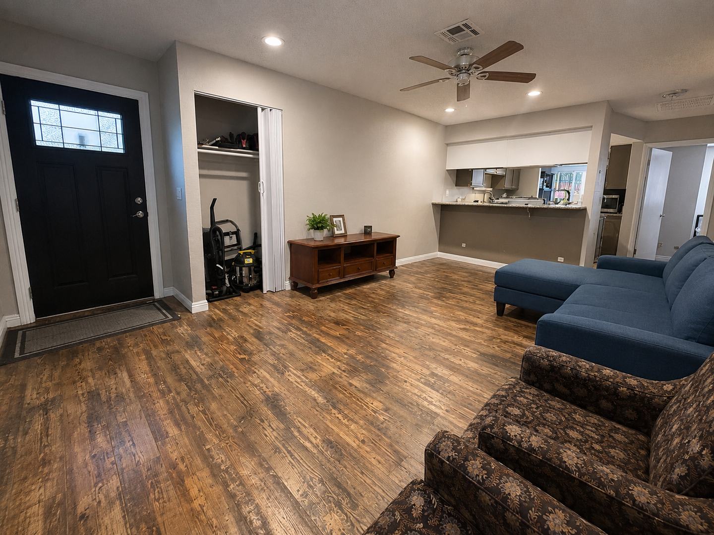 Adorable Downtown Condo – photo 2