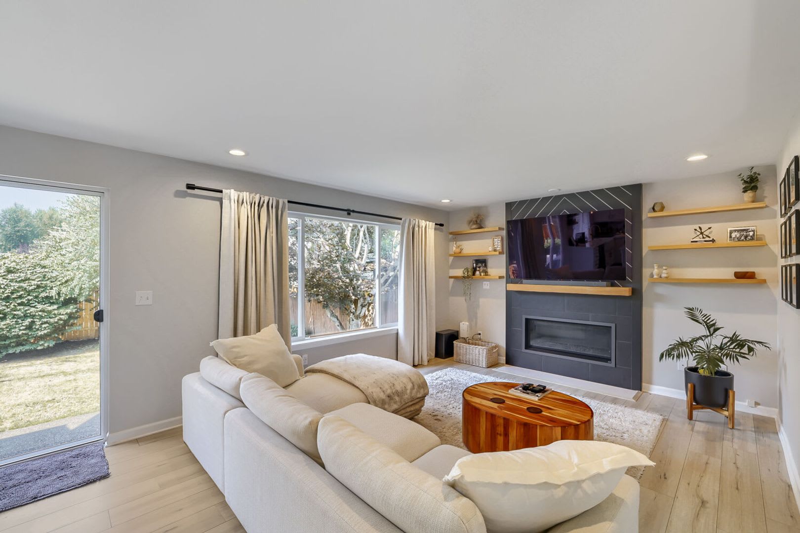 Stunning 3 Bed 2.5 Bath Lake Stevens Home w/ Attached Garage and Fenced Yard – photo 3