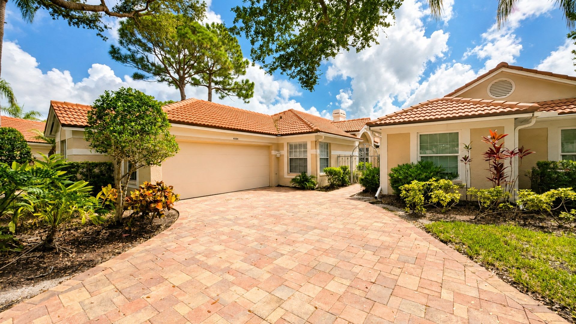 Annual unfurnished 3/2 SFH with pool in The Meadows on the golf course! – photo 2