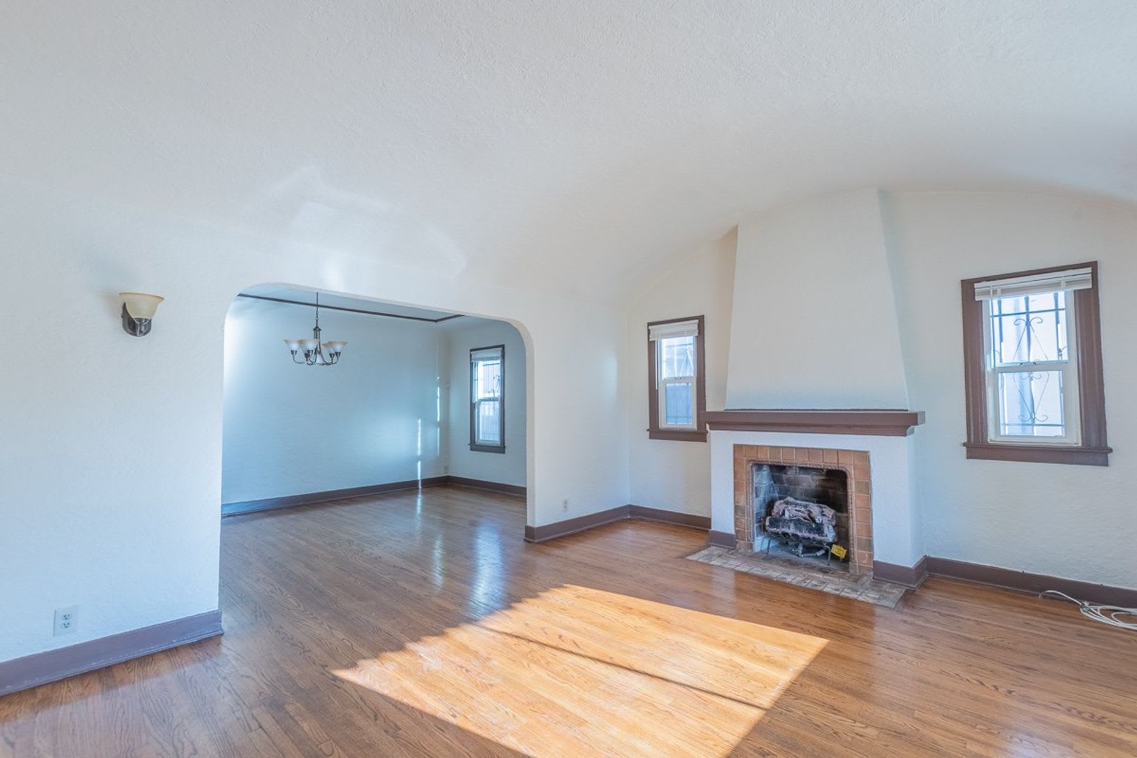 Beautiful 2 Bed +office, den garage, 1 Bath – photo 5