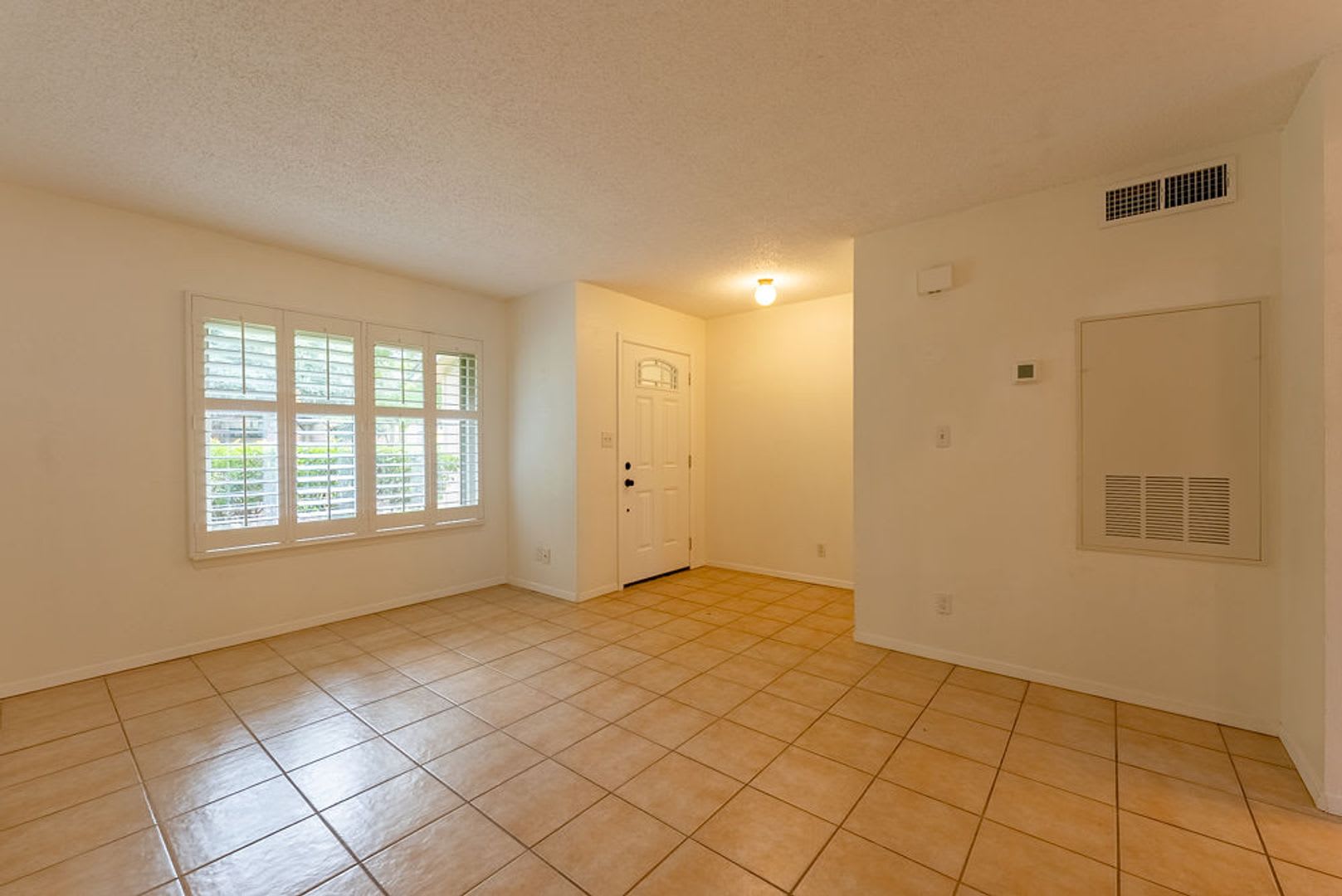 Charming 3 Bedroom 1 5 Bathroom Located In North Austin – photo 4