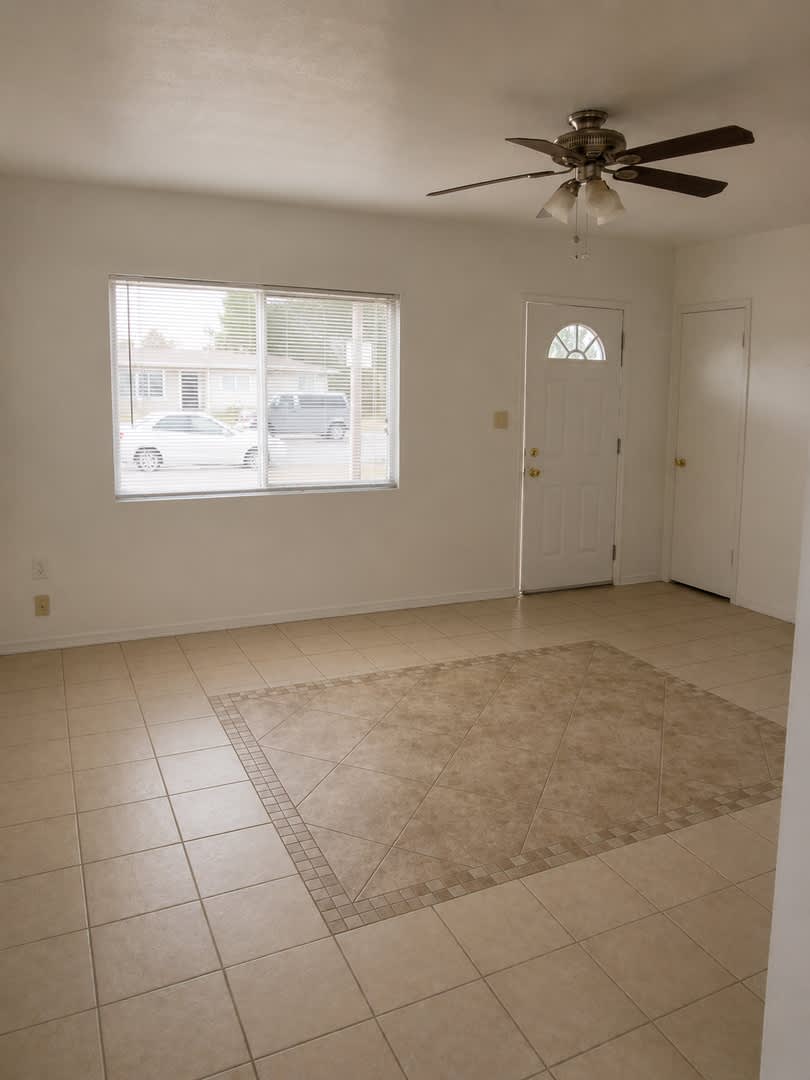 3 Bedroom Home with Large Backyard & Washer/Dryer Hookups – photo 4