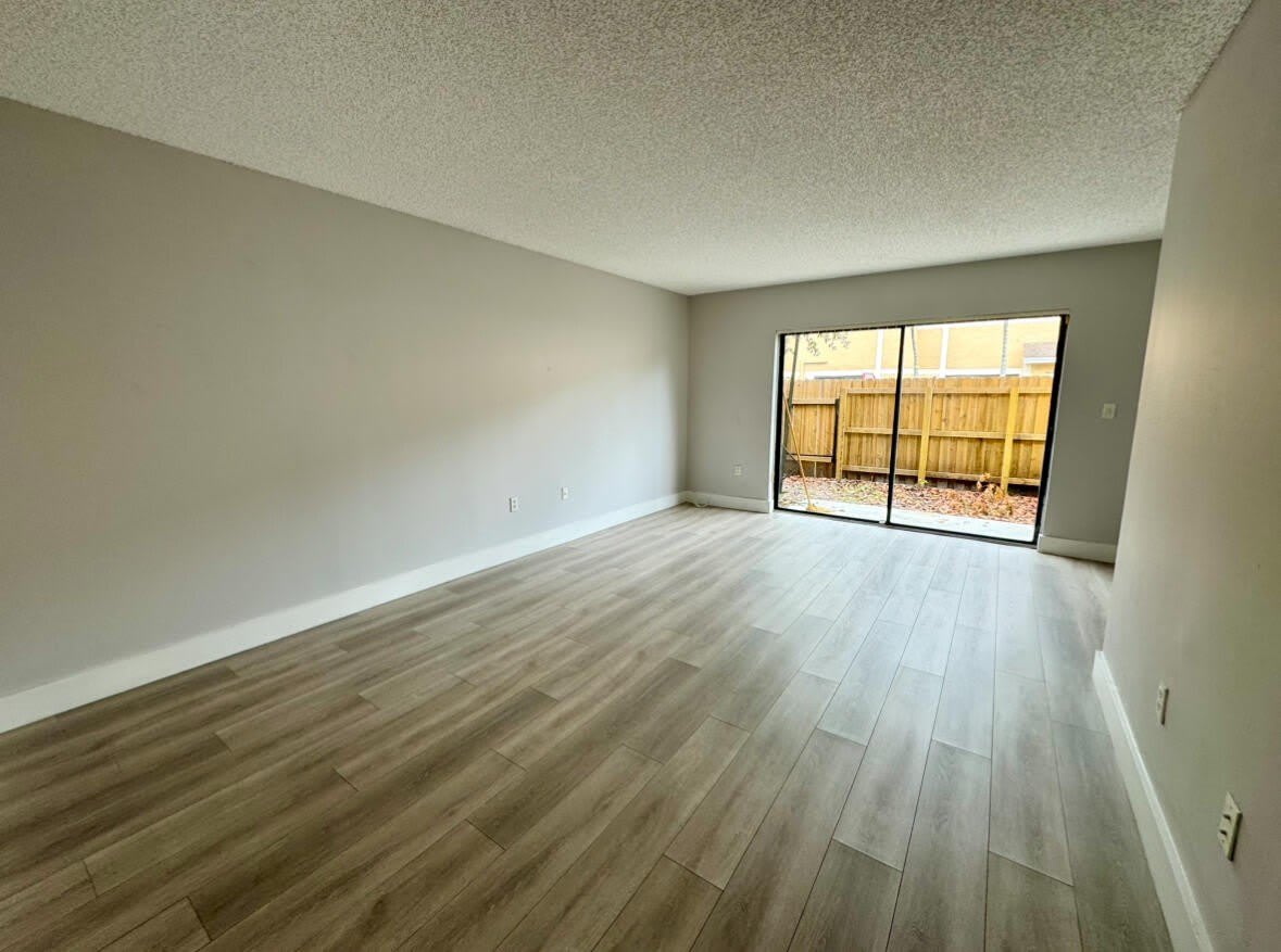 9473 Palm Circle N – photo 4